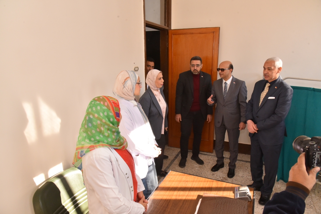 رئيس جامعة أسيوط يفتتح تطوير مبني العيادات الخارجية بالإدارة العامة للشئون الطبية