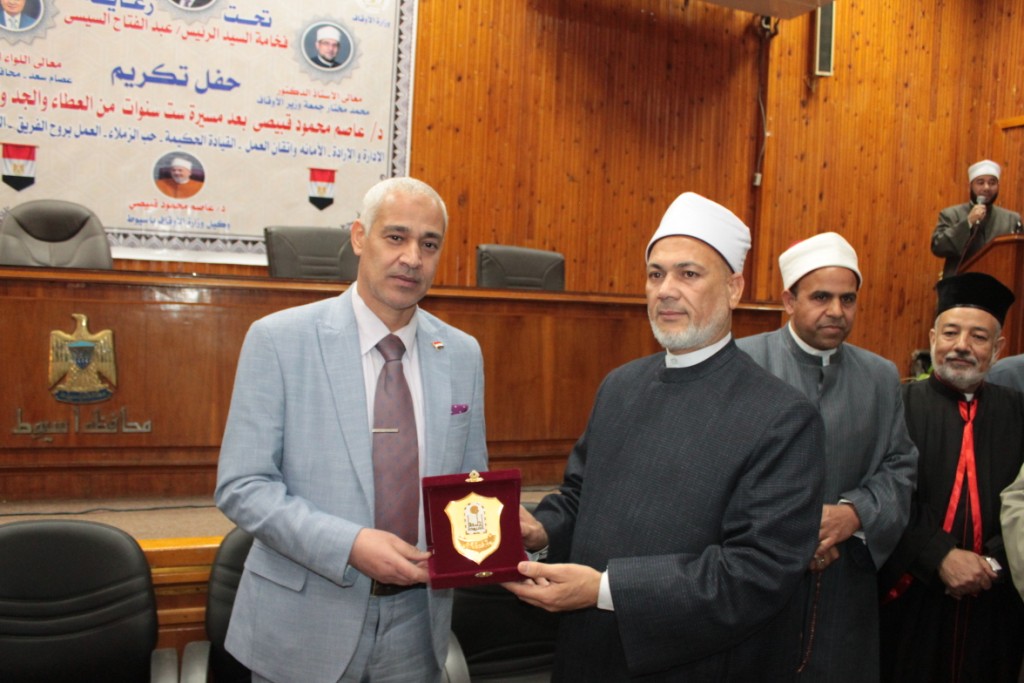 جامعة أسيوط تكرم وكيل وزارة الأوقاف بأسيوط بديوان عام المحافظة وتهديه درع الجامعة