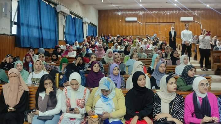 جامعة أسيوط تنظم ندوة تثقيفية لطلابها حول "التوعية السياحية تنير العقول" بالتعاون مع المحافظة وإدارة الوعي الأثري