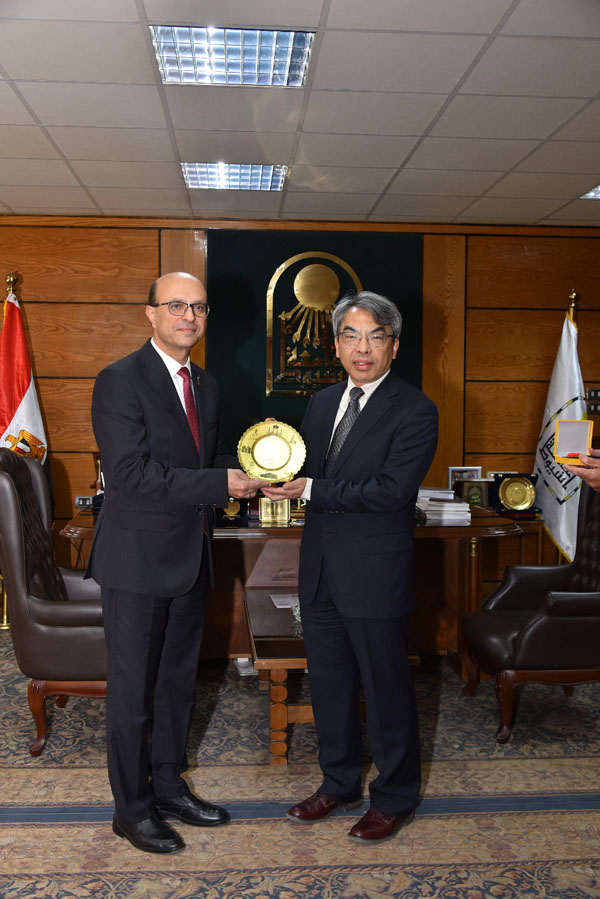 رئيس جامعة أسيوط يستقبل وفداَ ممثلاَ عن جامعة الصين الزراعية لبحث سبل تعزيز التعاون المشترك فى المجالات البحثية والأكاديمية 