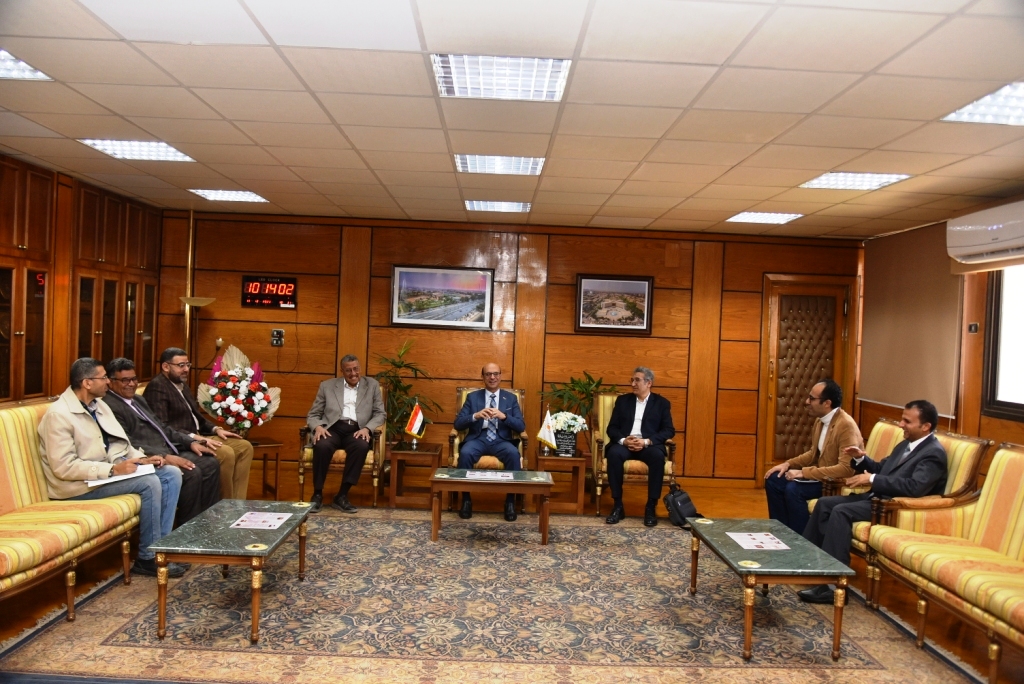 رئيس جامعة أسيوط يستقبل لجنة من وزارة البيئة لدراسة السبل المطروحة لتعزيز استخدام الطاقة النظيفة بالمستشفيات الجامعية