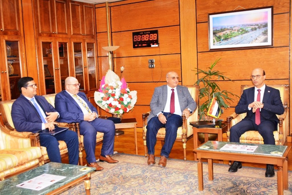 رئيس جامعة أسيوط يلتقي وفداً ممثلاً عن شركة أسيوط الوطنية لتصنيع البترول (أنوبك)