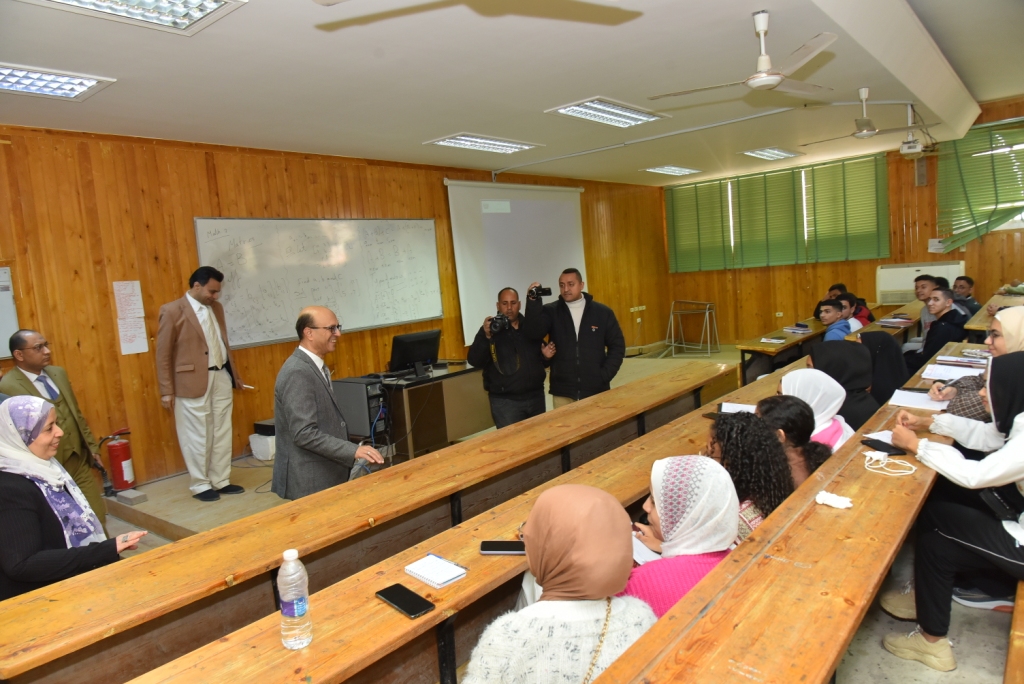 رئيس جامعة أسيوط يتابع انطلاق الفصل الدراسي الثاني بجولة في كليات الجامعة ويطمئن على انتظام الدراسة