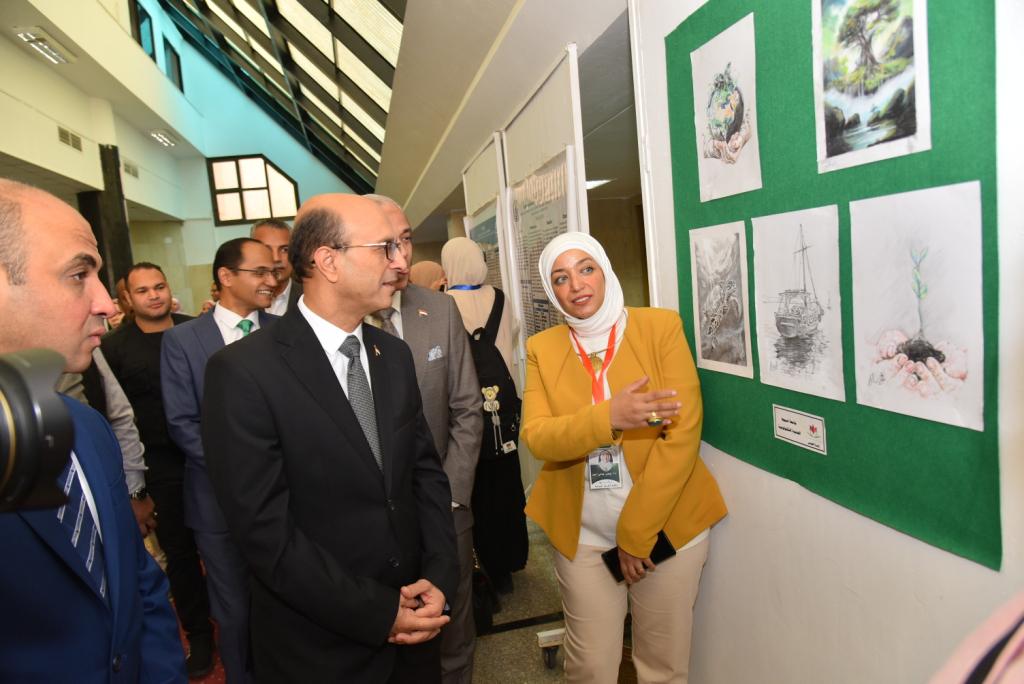 رئيس جامعة أسيوط يفتتح معرضا للمشروعات البيئية لطلاب جامعات إقليم وسط الصعيد