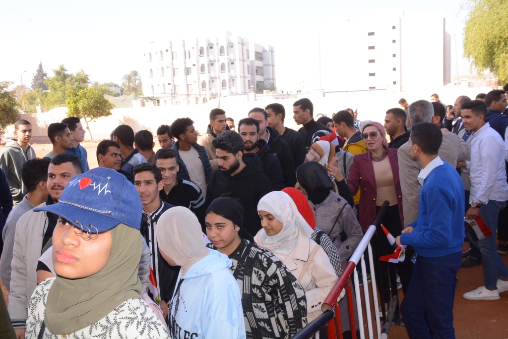 إقبال طلاب جامعة أسيوط على المشاركة في الانتخابات الرئاسية بلجنة الوافدين بقرية جحدم مركز منفلوط