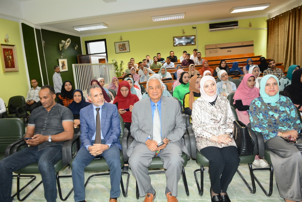 "تجارة أسيوط" تنظم ندوة تثقيفية عن أهمية العمل التطوعى وأثره الإيجابي علي بناء المجتمع