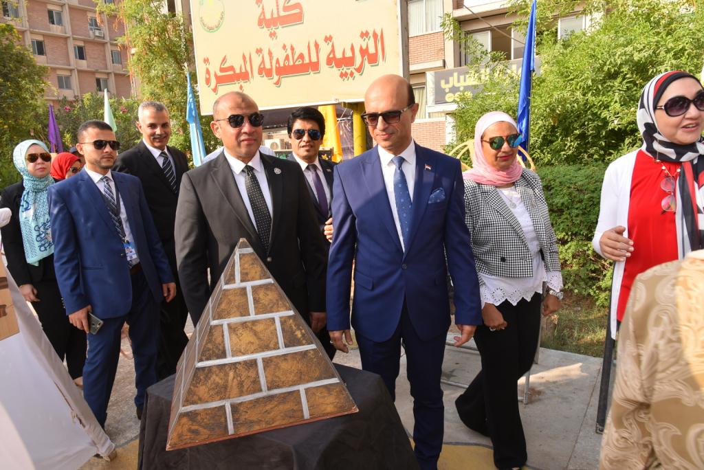 أول يوم دراسي.. رئيس جامعة أسيوط يتفقد كليات الجامعة ويوجه رسالة للطلاب ..