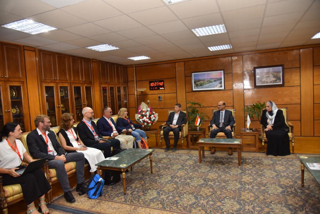 رئيس جامعة أسيوط يستقبل وفد الهيئة الألمانية للاعتماد الدولي لبرامج كلية التمريض