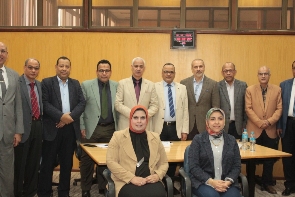 البرنامج التدريبي للتأهيل لشغل منصب عميد كلية بجامعة أسيوط يناقش التطوير المؤسسي في قطاعات التعليم والطلاب والدراسات العليا وخدمة المجتمع وتنمية البيئة