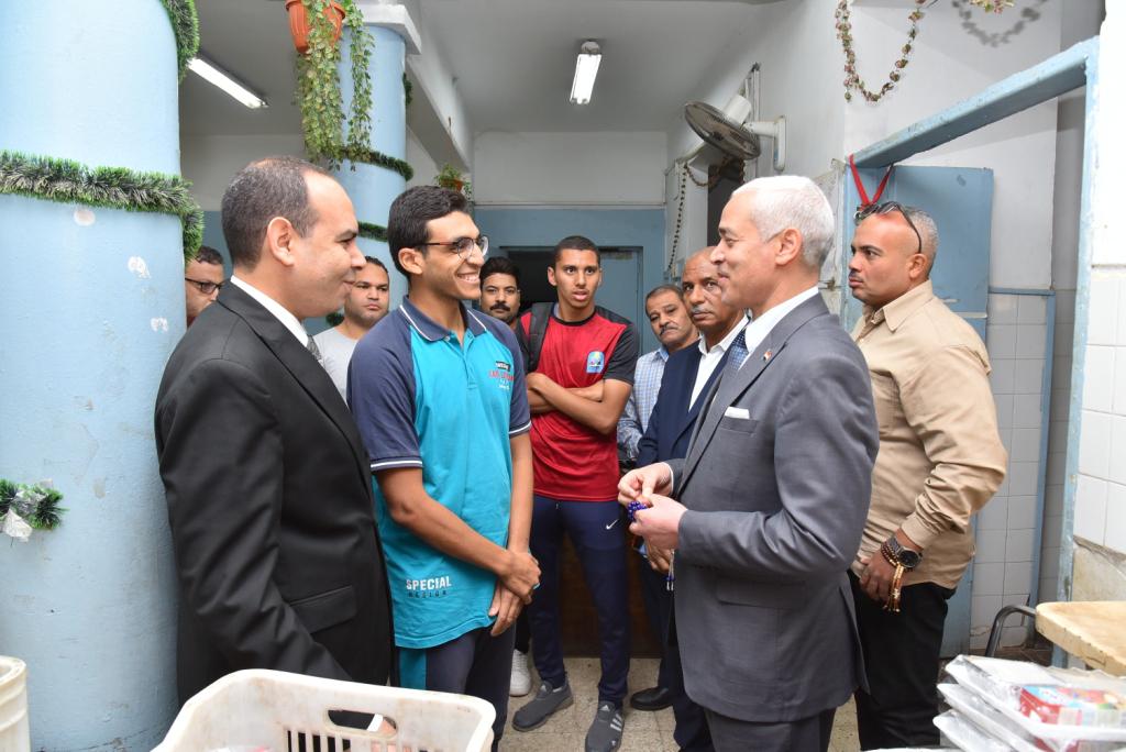 نائب رئيس جامعة أسيوط يتفقد المدينة الجامعية ويناقش  الطلاب من ذوي الاحتياجات الخاصة في مستوى الخدمات