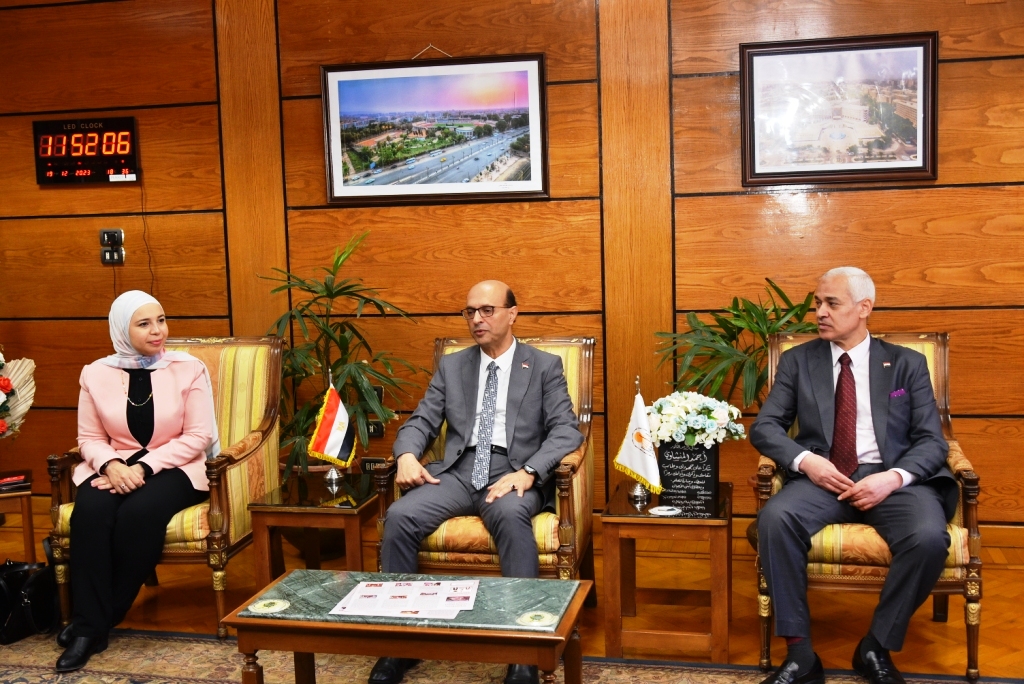 رئيس جامعة أسيوط يستقبل وفداً ممثلاً عن المكتب الثقافي للسفارة الأمريكية بالقاهرة