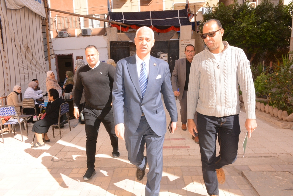 أدلى الدكتور أحمد عبدالمولى نائب رئيس جامعة أسيوط لشئون التعليم والطلاب، اليوم الأحد الموافق 10 من ديسمبر، بصوته فى الانتخابات الرئاسية 2024، وذلك بمقر لجنته رقم 13 بمدرسة الحرية . وأشاد الدكتور أحمد عبدالمولى نائب رئيس الجامعة لشئون التعليم والطلاب، بالإجراءات التي اتخذتها الدولة، وبدور رجال الأمن في تأمين اللجان، ورجال القضاء لحسن سير العملية الانتخابية، مؤكدًا أن الاستقرار السياسي والأمني الذي تشهده مصر حاليا يشجع المواطنين على الإدلاء بأصواتهم في الانتخابات. لافتا إلى أن المشاركة في العملية الانتخابية واجب وطني وحق دستوري.