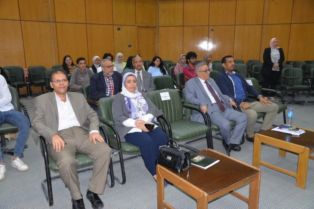 جامعة أسيوط تنظم لقاءً تعريفياً لطلاب برنامج المنح الجامعية المقدمة من الوكالة الأمريكية للتنمية الدولية