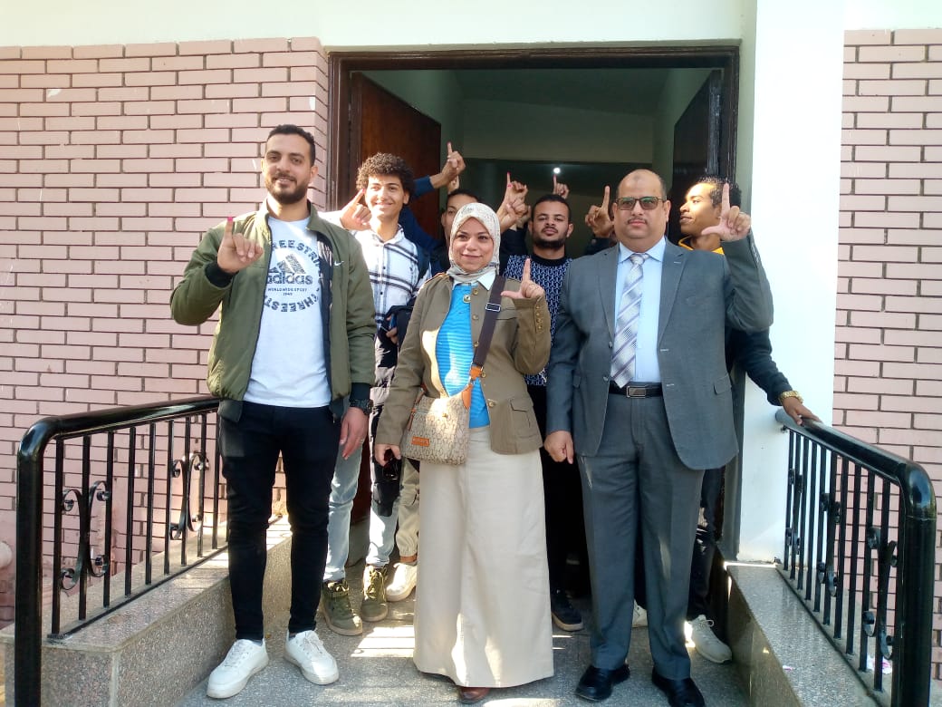 الدكتور المنشاوي يشيد بتيسيرات ذوي الهمم بلجان انتخابات الرئاسة       أشاد الدكتور أحمد المنشاوي رئيس جامعة أسيوط، باهتمام الدولة بتقديم خدمات لتسهيل وتيسير عملية إدلاء الأشخاص ذوى الهمم، بأصواتهم فى الإنتخابات الرئاسية، وتجهيز المقار الانتخابية بما يتوافق مع متطلبات ذوى الاحتياجات الخاصة.    وفي إطار ذلك، نظّم مركز رعاية الطلاب ذوي القدرات والاحتياجات الخاصة بالجامعة، مبادرة؛ لاصطحاب ذوي الهمم من أبناء الجامعة، إلى مقر لجنة الوافدين، بنادي جامعة أسيوط؛ بميدان مسجد عمر مكرم؛ وذلك صباح اليوم الأحد الموافق ١٠ من ديسمبر.     جاء ذلك تحت إشراف الدكتور أحمد عبد المولى نائب رئيس جامعة أسيوط لشئون التعليم والطلاب، ورئيس مجلس إدارة مركز رعاية ذوي القدرات والاحتياجات الخاصة، والدكتورة أمنية محمد إبراهيم عبد القادر  أستاذ المناهج وطرق التدريس، ومدير مركز رعاية ذوي القدرات والاحتياجات الخاصة، وبحضور الدكتور مصطفى الحديبي أستاذ الصحة النفسية، وعضو مجلس إدارة مركز رعاية ذوي القدرات والاحتياجات الخاصة بجامعة أسيوط .     وفى هذا الإطار؛ أكد الدكتور أحمد المنشاوى؛ حرص إدارة الجامعة على تقديم كل التسهيلات؛ لتيسير إتاحة مشاركة ذوى الهمم من أبناء الجامعة، فى هذا الاستحقاق الإنتخابى المهم، وممارسة حقوقهم السياسية بسهولة ويسر؛ يأتى ذلك، تأكيداً على إيمان الجامعة بدورهم في تحديد مستقبل بلدهم، والمشاركة فى قاطرة التنمية؛ مثمنًا جهود الدولة المصرية -فى هذا الشأن- والتى أتاحت عدد من الوسائل، والآليات التى سهلت مشاركة ذوى الاعاقة فى العملية الإنتخابية؛ ومنها،توفير بطاقات اقتراع مصممة بطريقة "برايل" الخاصة بالكتابة للمكفوفين"، إلى جانب وضع لافتات في مقار العملية الانتخابية توضح كيفية خطوات إبداء الرأي بلغة الإشارة، وتجهيز لجان التصويت بما يتناسب مع طبيعة كل إعاقة؛ وغيرها من الوسائل الأخرى التى تعمل على تشجيع ذوي الإعاقة على المشاركة الإيجابية فى العملية الإنتخابية.     ومن جهتها؛ تقدمت الدكتورة أمنية محمد ابراهيم عبدالقادر؛ بخالص الشكر لإدارة الجامعة على تيسير كافة الإجراءات لنقل ١٢ طالب، وطالبة من أبناء الجامعة المغتربين من ذوى الإعاقة السمعية "الصم" ؛ إلى مقر لجنة الوافدين بنادى جامعة أسيوط؛ للإدلاء بأصواتهم فى الإنتخابات الرئاسية ٢٠٢٤؛ و توفير مترجم لغة إشارة؛ لمساعدة الطلاب فى عملية التصويت؛ مشيرة أن ذلك يعد خطوة مهمة؛ لتشجعهم على الإن