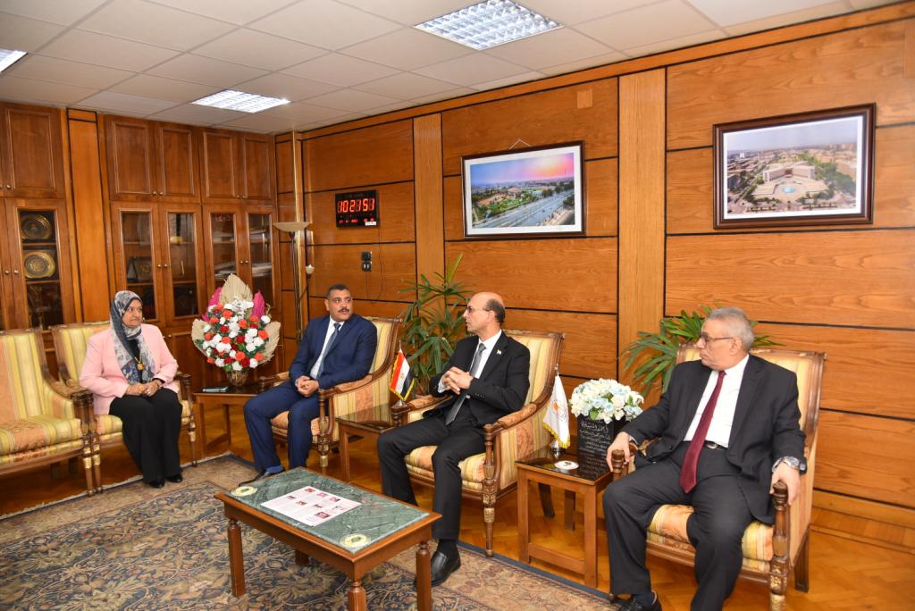 رئيس جامعة أسيوط يبحث مع الدكتور على مسعود مستشار مصر الثقافى فى واشنطن سابقاً سبل رفع الوعي السياسي والمجتمعي لدى الشباب