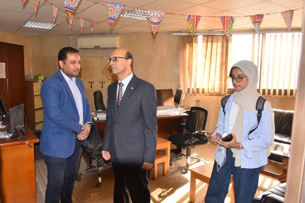 رئيس جامعة أسيوط يتفقد عدد من الوحدات بالمبنى الإدارى بالجامعة لمتابعة انتظام سير العمل