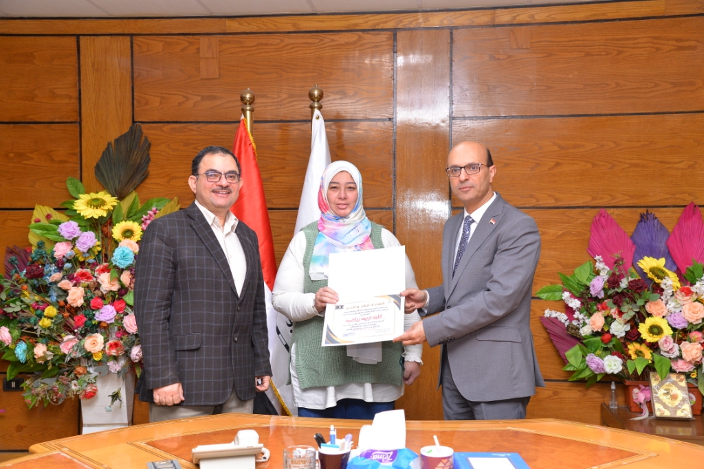 رئيس جامعة أسيوط يكرم وحدات الخدمات التكنولوجية بالكليات لدورهم في تطوير الخدمات الرقمية