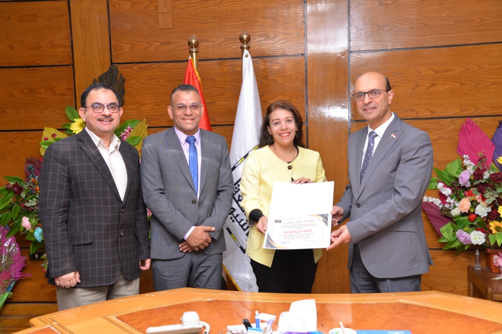 رئيس جامعة أسيوط يكرم وحدات الخدمات التكنولوجية بالكليات لدورهم في تطوير الخدمات الرقمية