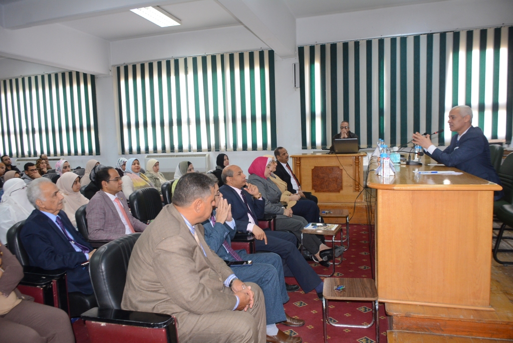 د. المنشاوي: جامعة أسيوط حريصة على تعزيز مهارات المعلم الجامعي بما يتوافق مع الاتجاهات الحديثة في نظم التعليم     تحت رعاية الدكتور أحمد المنشاوي رئيس جامعة أسيوط، شهدت كلية التربية انطلاق فعاليات دورة إعداد المعلم الجامعي للسادة معاوني أعضاء هيئة التدريس والباحثين؛ والتي تستمر فعالياتها خلال الفترة من ١٠ إلى ١٤ ديسمبر ٢٠٢٣.     أكد الدكتور أحمد المنشاوي، أن جامعة أسيوط تحرص على تحسين جودة المعلم الجامعي، وبناء وتعزيز مهاراته وقدراته على الوجه الأكمل، بما يتوافق مع الاتجاهات الحديثة في نظم التعليم، ومتطلبات المرحلة الحالية والمستقبلية والمناهج الجديدة، وعقد الشراكات الدولية مع مختلف الجهات والكيانات المرموقة ذات الاهتمام بالشأن التعليمي والتربوي، بما يسهم في النهوض بمستوى المعلم الجامعي التعليمي، والعملية التعليمية.      شهد افتتاح دورة إعداد المعلم حضور ؛ الدكتور أحمد عبد المولى نائب رئيس الجامعة لشئون التعليم والطلاب، والدكتور محمود عبد العليم نائب رئيس الجامعة لشئون خدمة المجتمع وتنمية البيئة، والدكتور حسن محمد حويل عميد كلية التربية ورئيس الدورة، والدكتور محمد مصطفى حمد وكيل كلية التربية لشئون خدمة المجتمع وتنمية البيئة ومقرر الدورة، ولفيف من أعضاء هيئة التدريس بالكلية، وبمشاركة عدد من معاوني أعضاء هيئة التدريس والباحثين من جامعة أسيوط.       وأشار الدكتور أحمد عبد المولى إلى أهمية تطوير الذات لرفع الكفاءة المهنية بصورة مستمرة تتناسب مع معدل التطوير الذى يشهده التعليم خاصة فى المرحلة الجامعية والدراسات العليا، مشيراً إلى أهمية إجادة اللغات الأجنبية للحصول على فرص جيدة فى المنح والبعثات والمجلات العلمية الدولية وزيادة فرص النشر الدولى.     ومن جانبه، أشار الدكتور محمود عبد العليم إلى أهمية العمل على تطوير المنظومة التعليمية والأكاديمية داخل الجامعة، وحرص إدارة الجامعة على تطوير العملية التعليمية على أسس علمية، ومنهجية سليمة؛ تواكب أحدث النظم والمعايير العالمية، مشيراً إلى أهمية إدراك المعلم الجامعي لمهارات التواصل والمعرفة، لدوره الرائد في إعداد أجيال المستقبل؛ وهو ما يأتي في إطار خطة الجامعة؛ للنهوض بالمكانة العلمية والأكاديمية لجامعة أسيوط.     وأوضح الدكتور حسن حويل، أن الدورة تناقش العديد من المحاور منها: البحث العلمي واقعه ومشكلاته، والأنشطة الطلابية والعملية التعليمية، وأصول التربية والتدريس، ومعايير الت