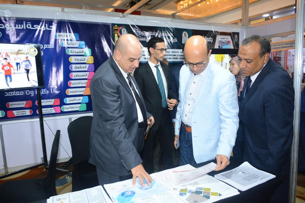 جناح جامعة أسيوط بمعرض " Edu Gate" يجذب الطلاب ببرامجه الدراسية