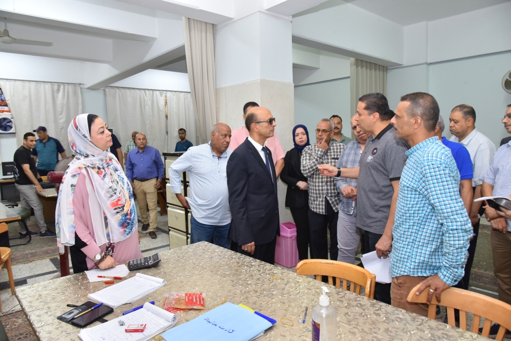رئيس جامعة أسيوط يتفقد اختبارات القدرات بكلية  التربية الرياضية
