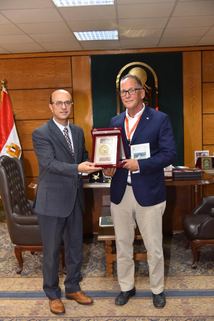 رئيس جامعة أسيوط يستقبل وفد الهيئة الألمانية للاعتماد الدولي لبرامج كلية التمريض