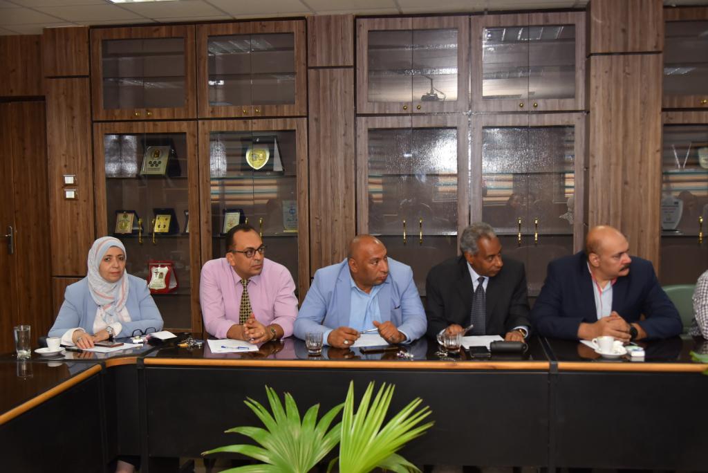 رئيس جامعة أسيوط يستعرض تقريراً عن أعمال مجلس شئون خدمة المجتمع وتنمية البيئة والمنعقد في جلسته الدورية عن شهر سبتمبر 2023م