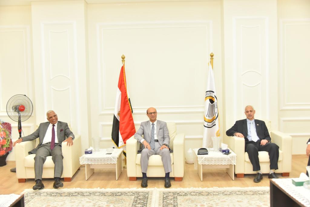 الدكتور المنشاوي يشهد تحية العلم في أول يوم دراسة للعام الجامعى الجديد بجامعة أسيوط الأهلية