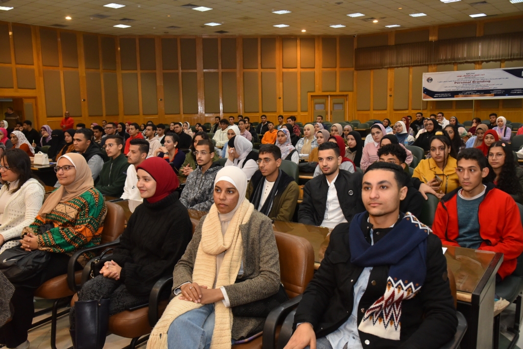 رئيس جامعة أسيوط يشهد افتتاح فعاليات البرنامج التدريبي "فن صناعة الماركة الشخصية، والمستقبل الوظيفي "Personal Branding