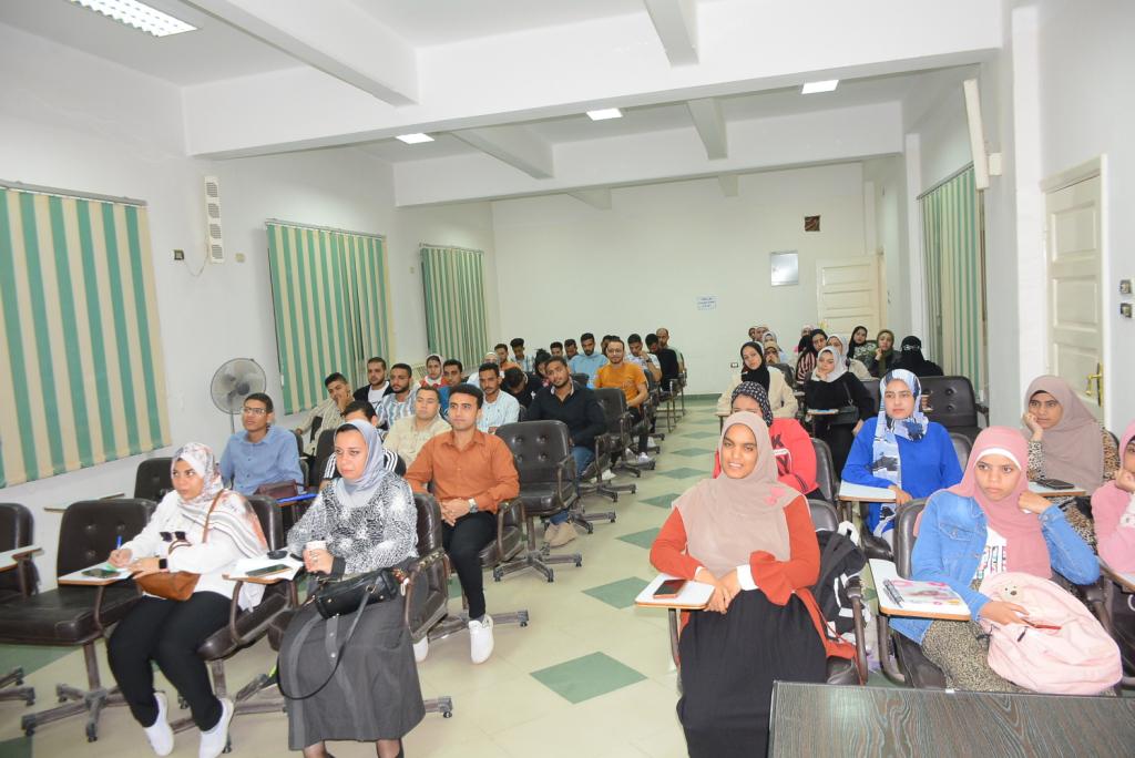 جامعة أسيوط تشهد انطلاق الدورة التدريبية الأولي من برنامج "مشواري " لطلاب كلية التجارة