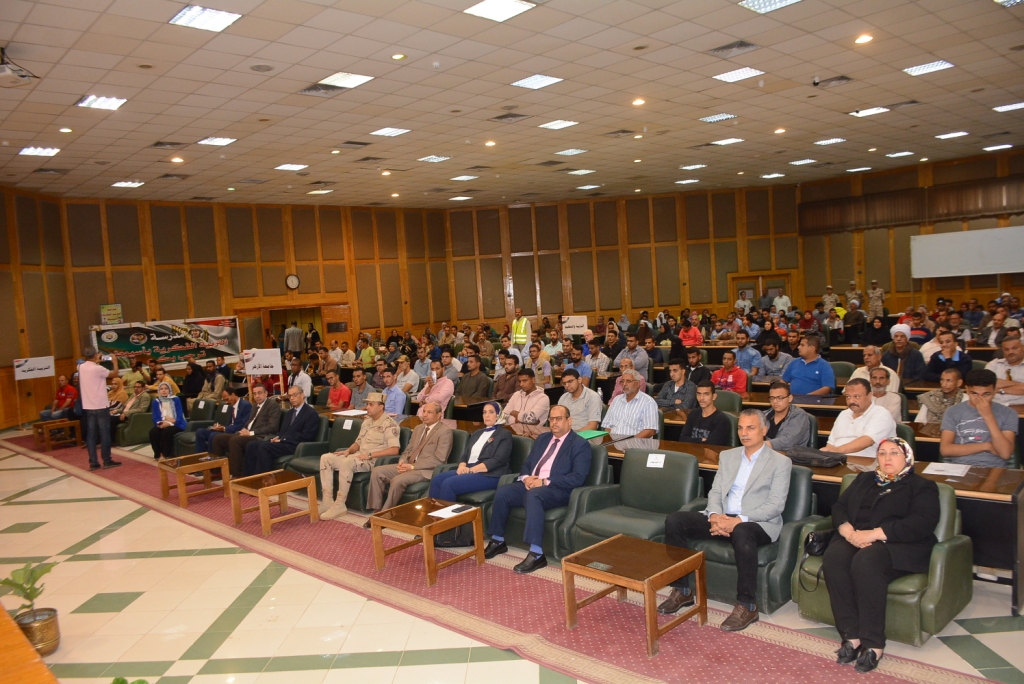 جامعة أسيوط تعقد لجنة طبية متكاملة لتوقيع الكشف الطبي على الطلاب من ذوي الاحتياجات الخاصة لتحديد موقفهم من التجنيد