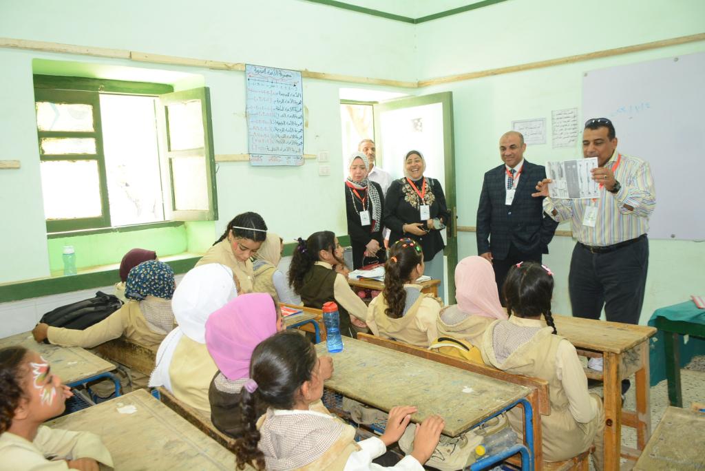 قافلة جامعة أسيوط التنموية الشاملة تناظر ٥٤٠ مواطنا بقرية شطب 