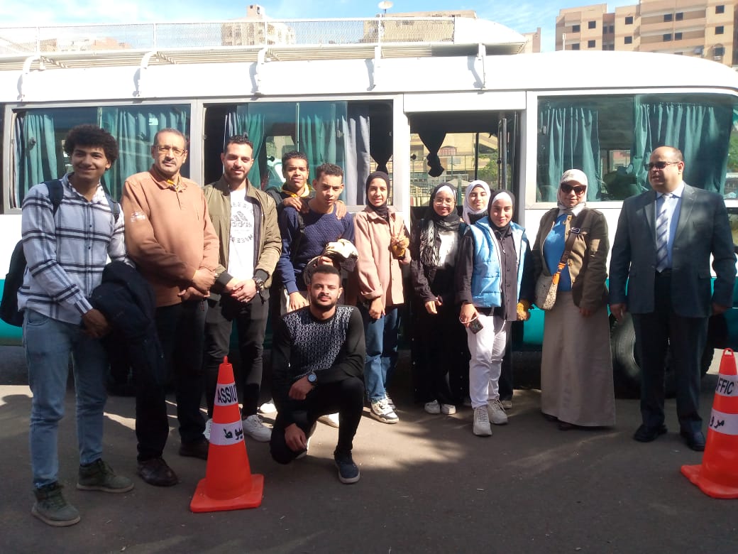 الدكتور المنشاوي يشيد بتيسيرات ذوي الهمم بلجان انتخابات الرئاسة       أشاد الدكتور أحمد المنشاوي رئيس جامعة أسيوط، باهتمام الدولة بتقديم خدمات لتسهيل وتيسير عملية إدلاء الأشخاص ذوى الهمم، بأصواتهم فى الإنتخابات الرئاسية، وتجهيز المقار الانتخابية بما يتوافق مع متطلبات ذوى الاحتياجات الخاصة.    وفي إطار ذلك، نظّم مركز رعاية الطلاب ذوي القدرات والاحتياجات الخاصة بالجامعة، مبادرة؛ لاصطحاب ذوي الهمم من أبناء الجامعة، إلى مقر لجنة الوافدين، بنادي جامعة أسيوط؛ بميدان مسجد عمر مكرم؛ وذلك صباح اليوم الأحد الموافق ١٠ من ديسمبر.     جاء ذلك تحت إشراف الدكتور أحمد عبد المولى نائب رئيس جامعة أسيوط لشئون التعليم والطلاب، ورئيس مجلس إدارة مركز رعاية ذوي القدرات والاحتياجات الخاصة، والدكتورة أمنية محمد إبراهيم عبد القادر  أستاذ المناهج وطرق التدريس، ومدير مركز رعاية ذوي القدرات والاحتياجات الخاصة، وبحضور الدكتور مصطفى الحديبي أستاذ الصحة النفسية، وعضو مجلس إدارة مركز رعاية ذوي القدرات والاحتياجات الخاصة بجامعة أسيوط .     وفى هذا الإطار؛ أكد الدكتور أحمد المنشاوى؛ حرص إدارة الجامعة على تقديم كل التسهيلات؛ لتيسير إتاحة مشاركة ذوى الهمم من أبناء الجامعة، فى هذا الاستحقاق الإنتخابى المهم، وممارسة حقوقهم السياسية بسهولة ويسر؛ يأتى ذلك، تأكيداً على إيمان الجامعة بدورهم في تحديد مستقبل بلدهم، والمشاركة فى قاطرة التنمية؛ مثمنًا جهود الدولة المصرية -فى هذا الشأن- والتى أتاحت عدد من الوسائل، والآليات التى سهلت مشاركة ذوى الاعاقة فى العملية الإنتخابية؛ ومنها،توفير بطاقات اقتراع مصممة بطريقة "برايل" الخاصة بالكتابة للمكفوفين"، إلى جانب وضع لافتات في مقار العملية الانتخابية توضح كيفية خطوات إبداء الرأي بلغة الإشارة، وتجهيز لجان التصويت بما يتناسب مع طبيعة كل إعاقة؛ وغيرها من الوسائل الأخرى التى تعمل على تشجيع ذوي الإعاقة على المشاركة الإيجابية فى العملية الإنتخابية.     ومن جهتها؛ تقدمت الدكتورة أمنية محمد ابراهيم عبدالقادر؛ بخالص الشكر لإدارة الجامعة على تيسير كافة الإجراءات لنقل ١٢ طالب، وطالبة من أبناء الجامعة المغتربين من ذوى الإعاقة السمعية "الصم" ؛ إلى مقر لجنة الوافدين بنادى جامعة أسيوط؛ للإدلاء بأصواتهم فى الإنتخابات الرئاسية ٢٠٢٤؛ و توفير مترجم لغة إشارة؛ لمساعدة الطلاب فى عملية التصويت؛ مشيرة أن ذلك يعد خطوة مهمة؛ لتشجعهم على الإن