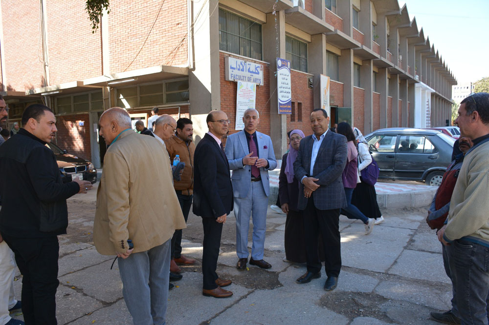 الدكتور المنشاوي يتابع ميدانياً أعمال التطوير بكلية الآداب تمهيداً لافتتاح القاعات الدراسية قريباً