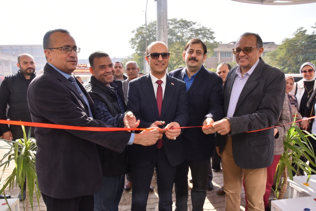 رئيس جامعة أسيوط يفتتح أول وحدة متنقلة للتبرع بالدم على مستوى الصعيد تمويلًا من مؤسسة "وفاء لمصر" 