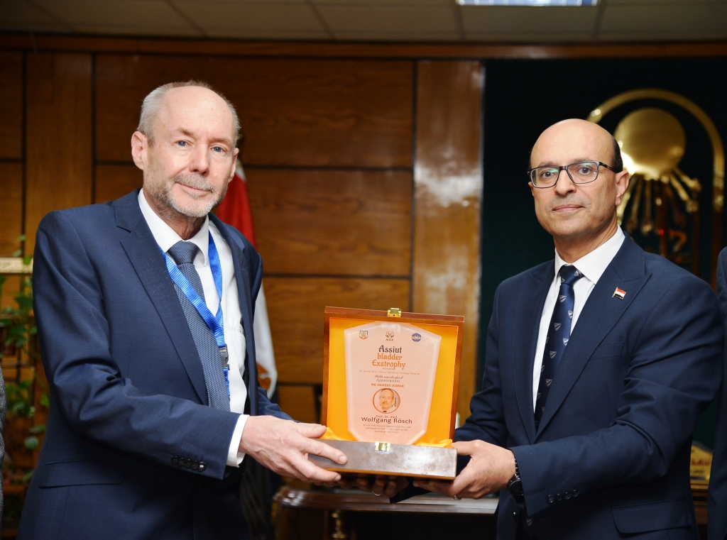 رئيس جامعة أسيوط يستقبل خبيراً ألمانياً في جراحة المسالك لبحث سبل التعاون والتطوير العلمي