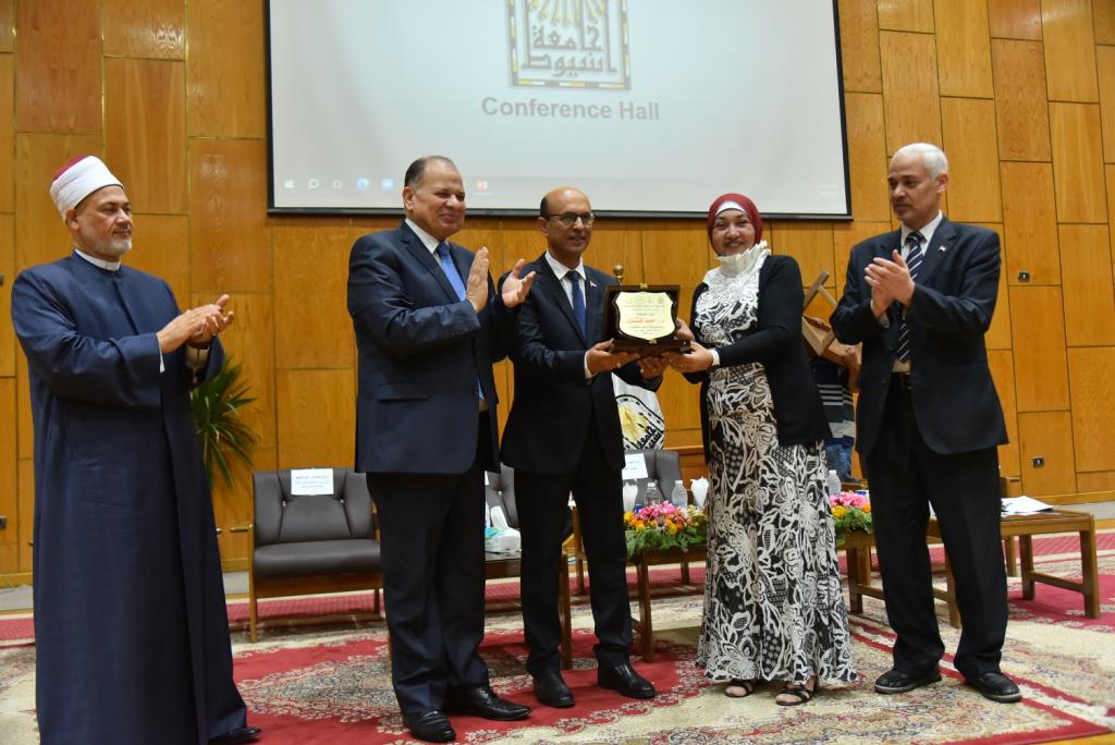 جامعة أسيوط تشهد انطلاق ندوة توعوية بعنوان: " شعارنا في الجمهورية الجديدة .. كلنا ضد التنمر".