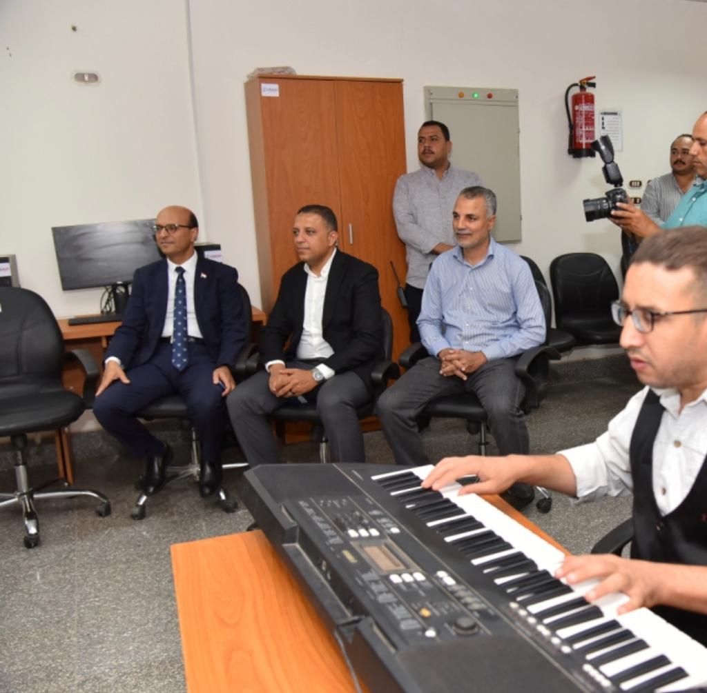 رئيس جامعة أسيوط يزور مركز رعاية الطلاب ذوي الإعاقة ويشهد عرضًا فنيًا لكورال المركز