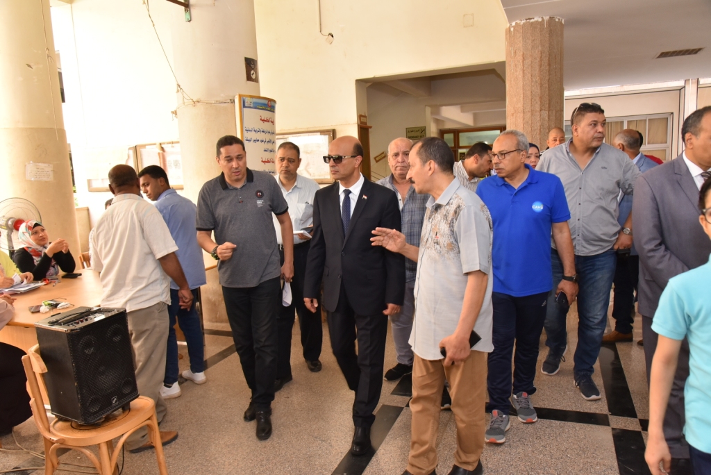 رئيس جامعة أسيوط يتفقد اختبارات القدرات بكلية  التربية الرياضية