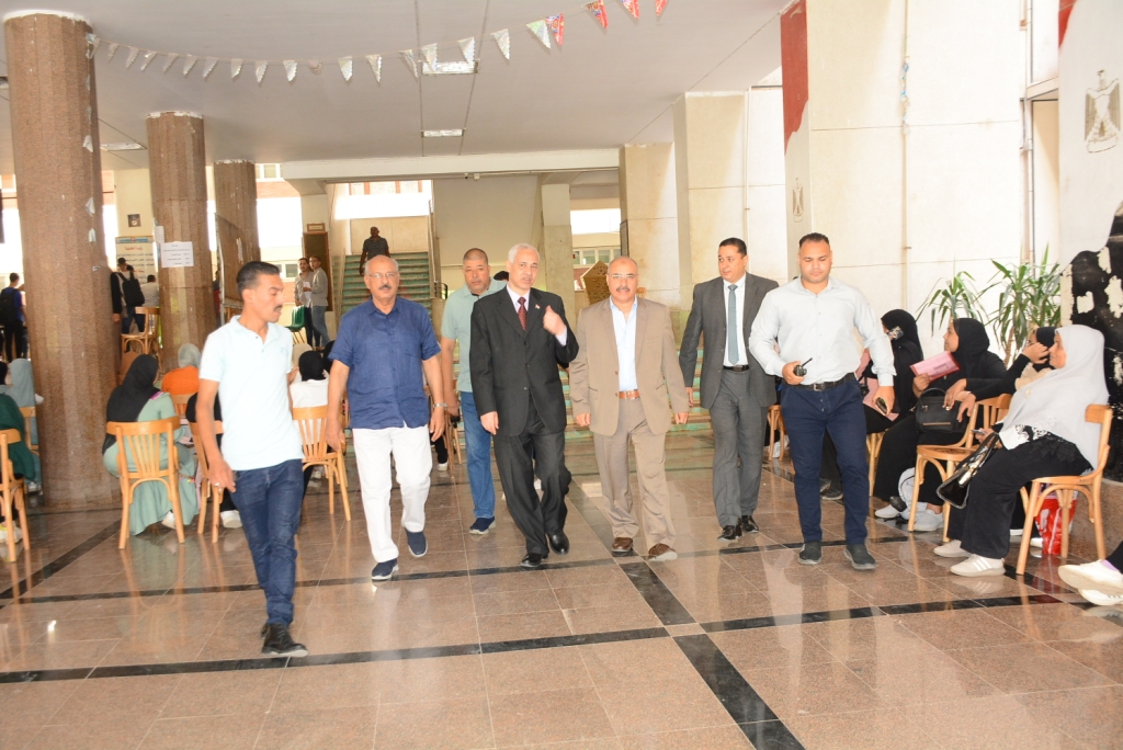 نائب رئيس جامعة اسيوط يتفقد اختبارات القدرات بكلية التربية الرياضية