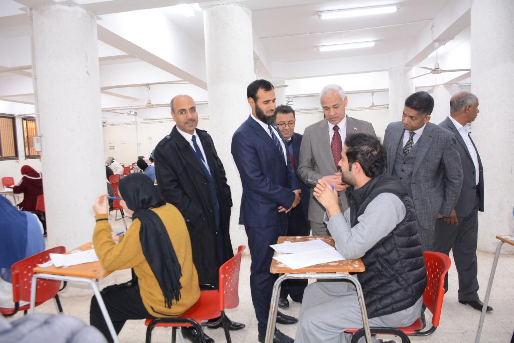 الملحق الثقافي لدولة الكويت يتفقد امتحانات نهاية الفصل الدراسي الأول 2023/2024 بجامعة أسيوط