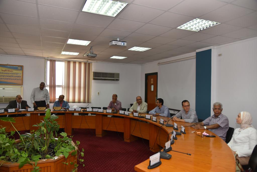 الدكتور المنشاوي يستعرض تقريرًا حول: اجتماع مجلس إدارة مركز التجارب والبحوث الزراعية بجامعة أسيوط