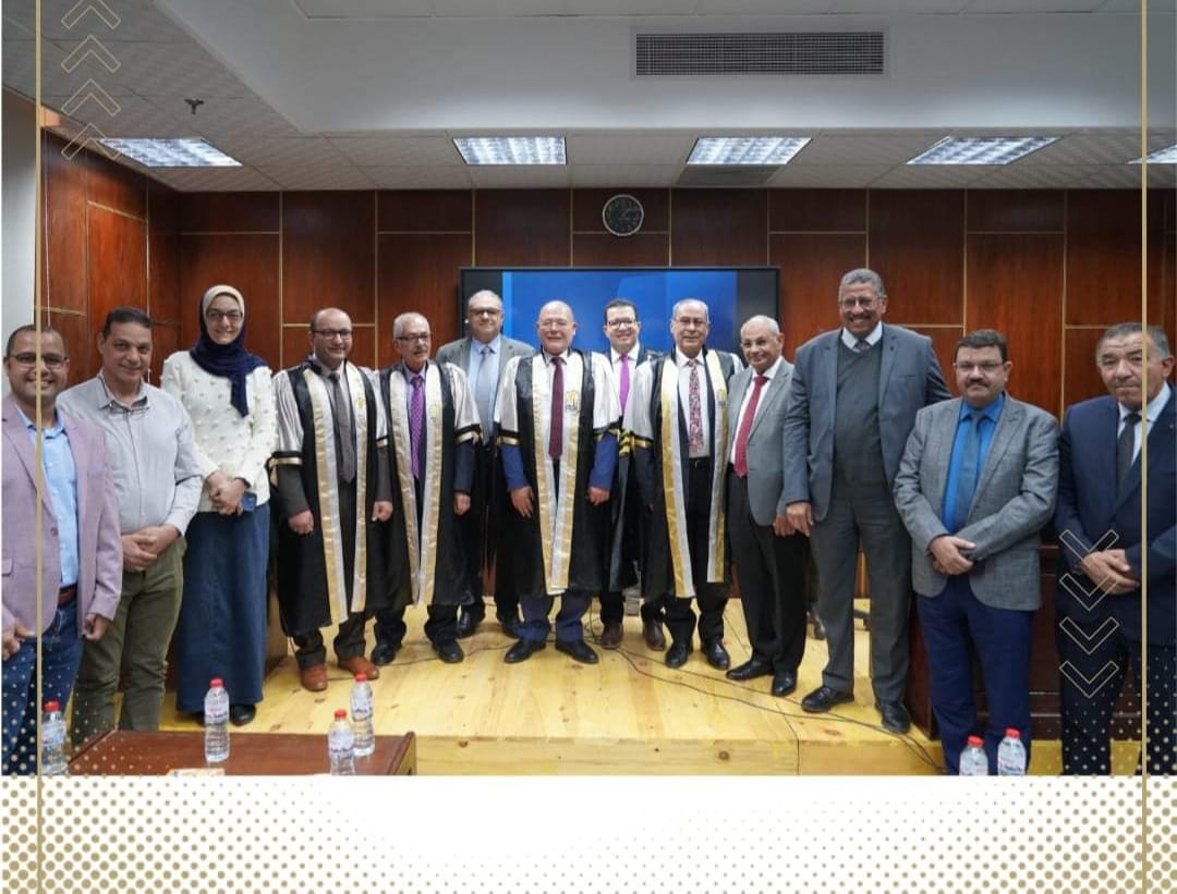 رئيس جامعة سوهاج يناقش  رسالة دكتوراة بقسم العظام بمستشفي الإصابات بجامعة أسيوط