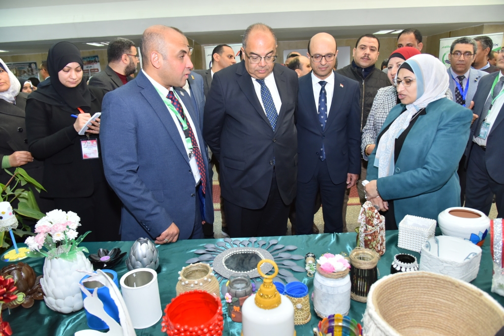 رئيس جامعة أسيوط والمبعوث الخاص للأمين العام للأمم المتحدة يفتتحان معرض المشروعات البيئية