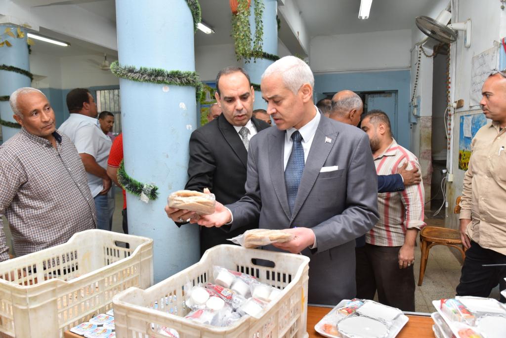 نائب رئيس جامعة أسيوط يتفقد المدينة الجامعية ويناقش  الطلاب من ذوي الاحتياجات الخاصة في مستوى الخدمات