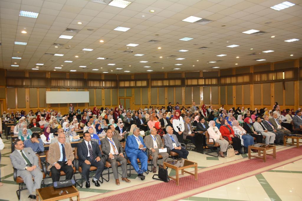 جامعة أسيوط تعقد حلقة نقاشية بعنوان " التعليم الطبى فى عيون خبراء التربية"