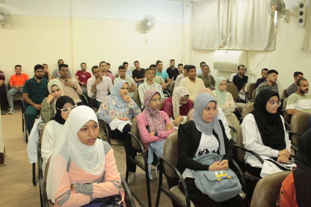 "بيطرى أسيوط" تنظم ندوة لطلابها حول تأسيس مشروعاتهم المتوسطة والصغيرة ومتناهية الصغر وتنميتها 