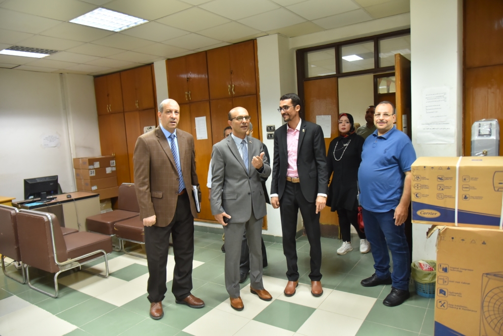رئيس جامعة أسيوط في جولة تفقدية لمركز تطوير نظم المعلومات الإدارية