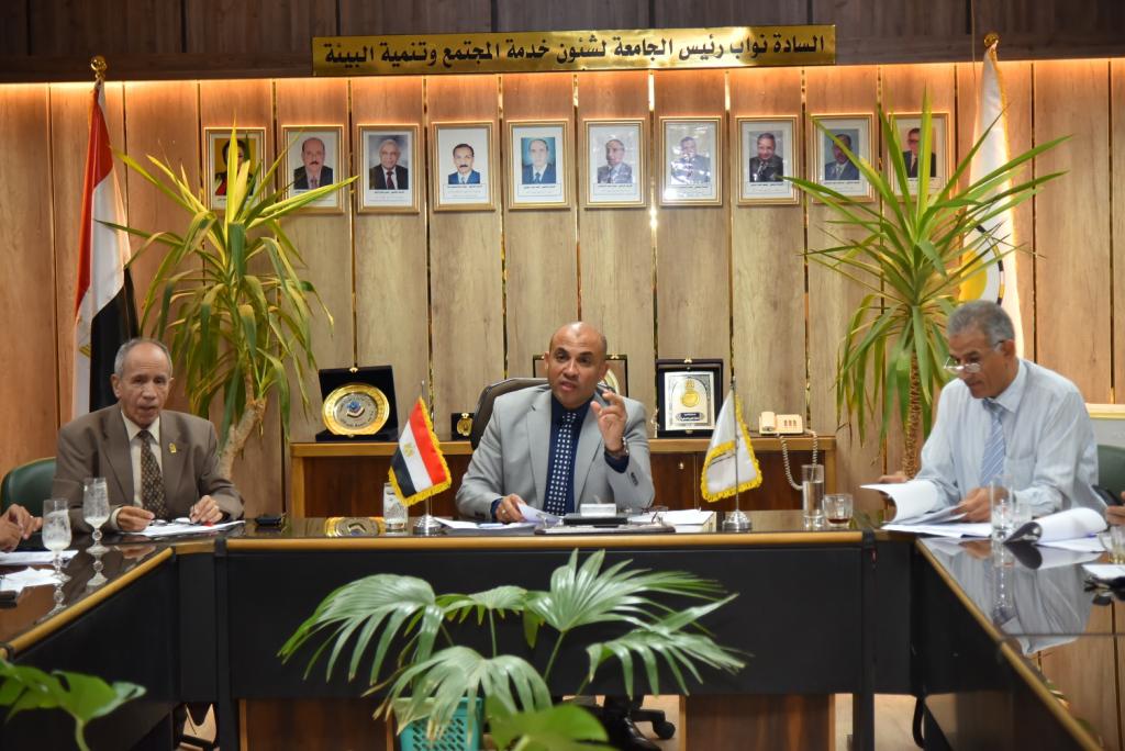 رئيس جامعة أسيوط يتلقى تقريراً عن أعمال مجلس شئون خدمة المجتمع وتنمية البيئة لشهر أكتوبر 2023م