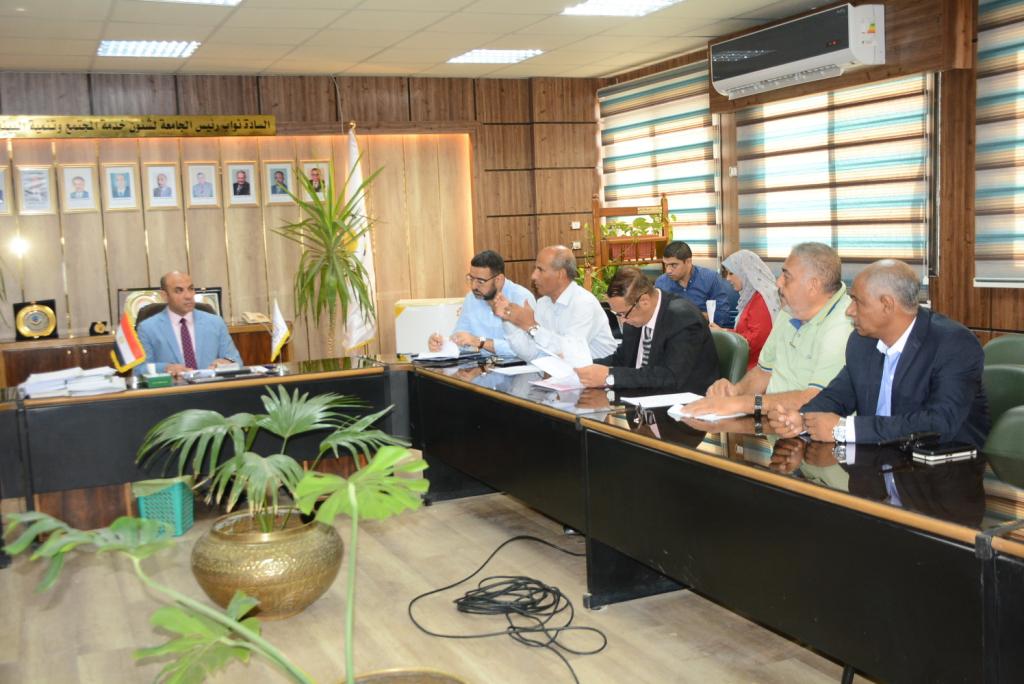 الدكتور المنشاوي يستعرض تقريرًا حول تجميل حرم جامعة أسيوط